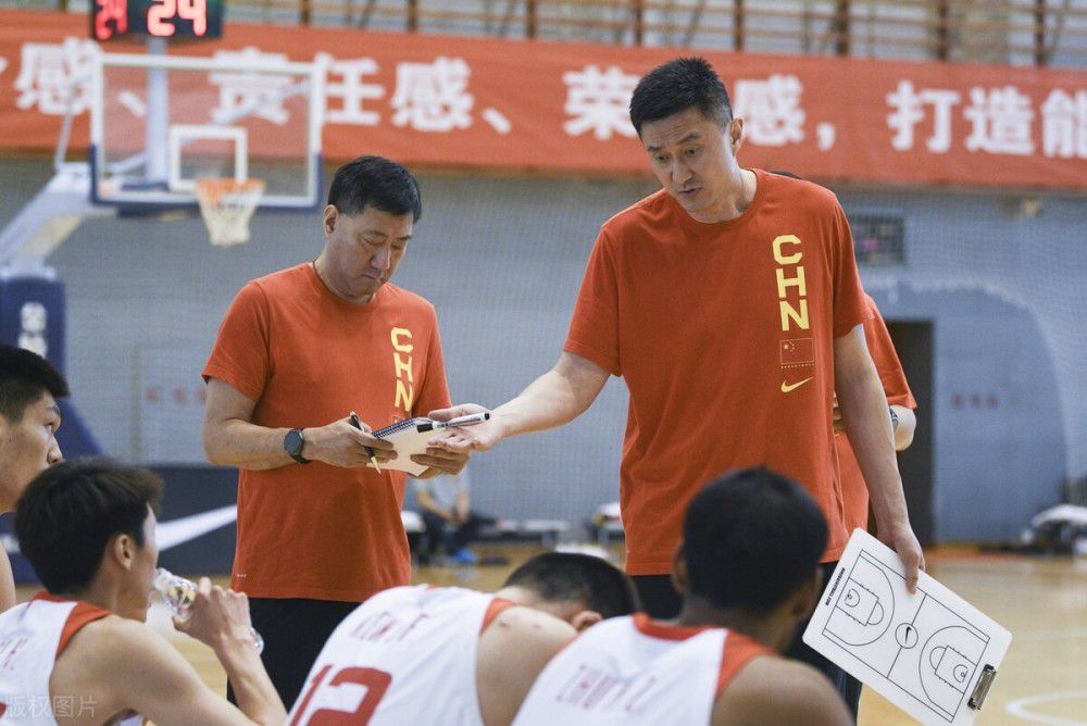 法兰克福领跑范德贝克争夺战，赫罗纳也有意租借据罗马诺独家报道，法兰克福是目前最有望签下曼联中场范德贝克的俱乐部。